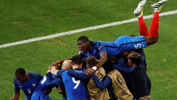 Los jugadores franceses celebran el gol de Griezmann. 