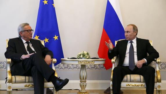 El presidente de la Comisión Europea, Jean-Claude Juncker con el presidente Vladimir Putin.