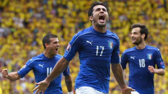 Eder (c) celebra el gol de la victoria italiana ante Suecia. 