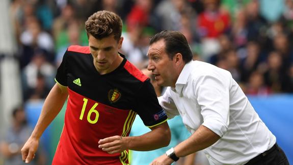 Meunier (i) habla con Wilmots (d), durante el partido ante Irlanda. 