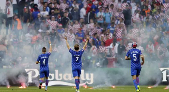 Jugadores de la selección croata saludan a sus aficionados.