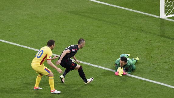 Berisha atrapa el balón. 