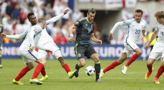 El galés Bale, rodeado de rivales ingleses. 