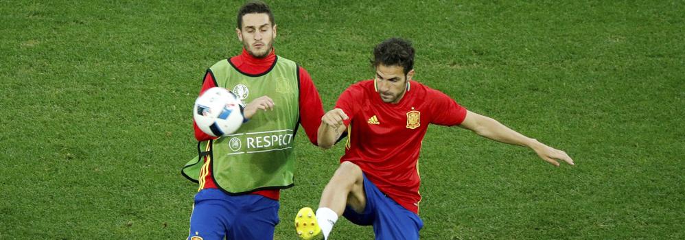 Koke y Cesc disputan un balón en el entrenamiento. 