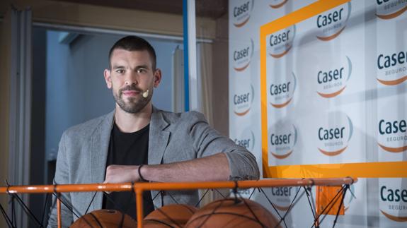 Marc Gasol posa junto a una canasta.EFE