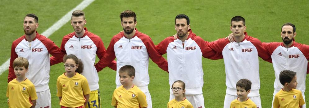 Los titulares de España, antes del partido de Italia. 