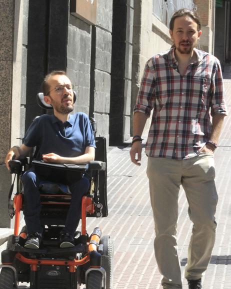 Pablo Echenique y Pablo Iglesias se dirigen esta mañana a la sede del partido. 