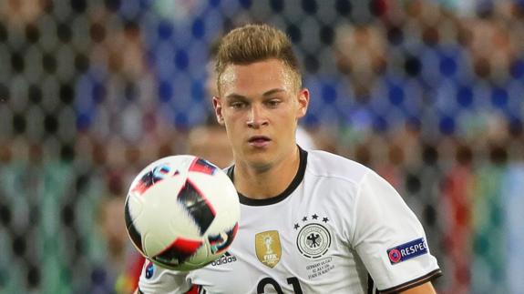 Joshua Kimmich controlando un balón durante cuartos de final. 