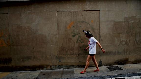 Una mujer camina por las calles de Pamplona durante los Sanfermines.
