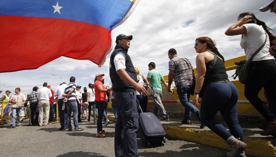 Ciudadanos venezolanos cruzan la frontera con Colombia para adquirir alimentos y medicinas.
