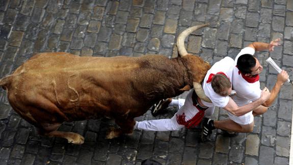 Uno de los toros de Nuñez del Cuvillo arrolla a dos mozos. 