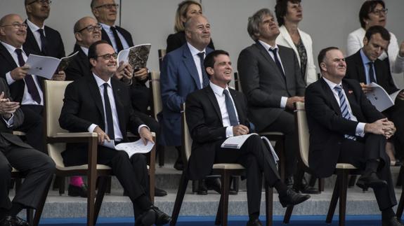 Hollande asiste al desfile junto a Valls y el primer ministro neozelandés. 