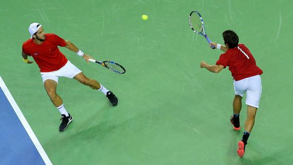 Marc López (d) y Feliciano López, durante un punto. 