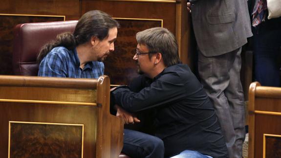 Pablo Iglesias habla con Xavier Domènech. 