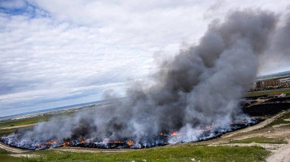 Nube provocada por el incendio de neumáticos de Seseña, en Toledo.