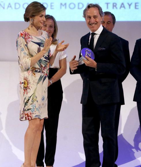 Doña Letizia entrega uno de los premios a Roberto Toretta.