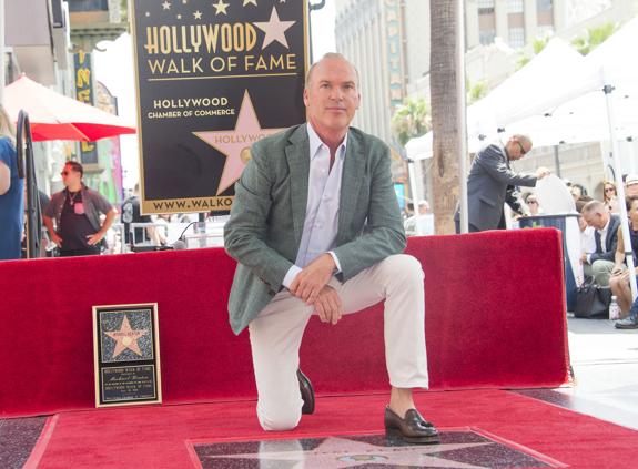 Michael Keaton, con su estrella en el 'Paseo de la Fama'.
