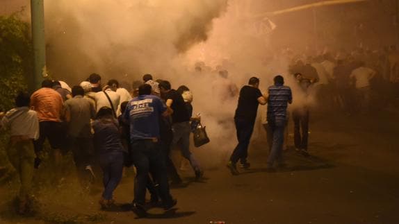 Enfrentamientos entre los atrincherados y la Policía en Everán.