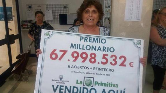 Goska posa con el cartel que acredita su premio. 