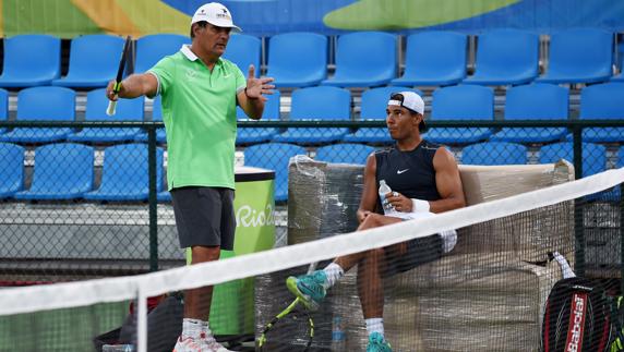 Nadal y su entrenador, durante un entrenamiento de los Juegos. 