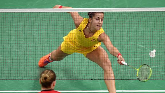 Carolina Marín golpea la pelota. 