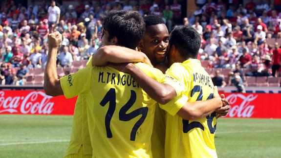 Bakambu celebra un gol con el Villarreal junto a dos compañeros.