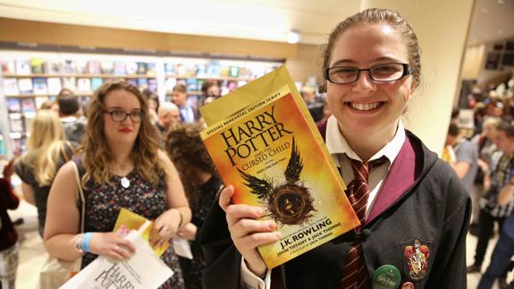 Una aficionada al mundo de Harry Potter con el último libro.