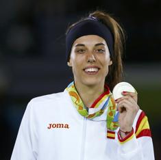 Eva Calvo muestra su plata. 