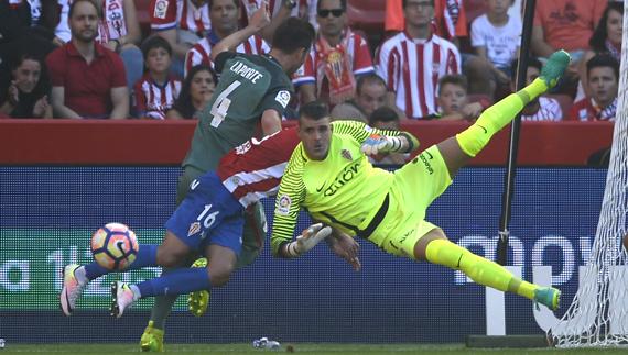 Cuéllar despeja el balón. 