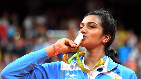 Pusarla Sindhu besa su medalla de plata. 