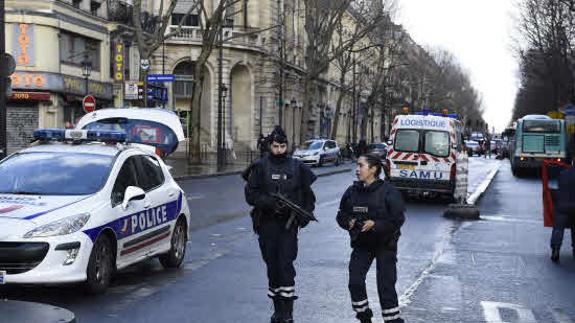 La Policía francesa patrullando en Barbes-Rochechouart.