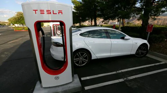 Un Tesla Model S recarga su batería en una estación de Cabazon, California.