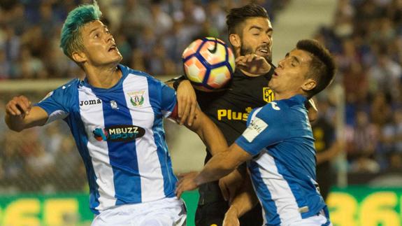 Carrasco (c) pelea por un balón con dos jugadores del Leganés. 