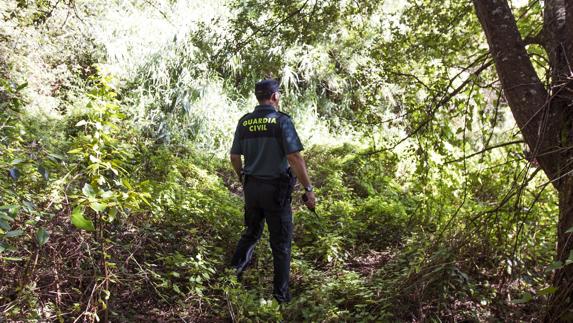 Un agente de la Guardia Civil peina la zona próxima al domicilio de Diana Quer.