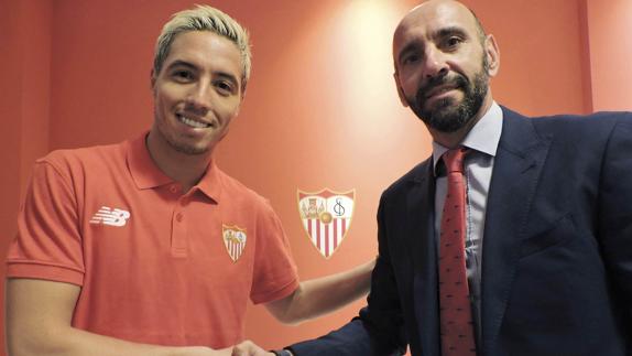 Ramón Rodríguez "Monchi" (d) y Samir Nasri (i) se dan la mano. 