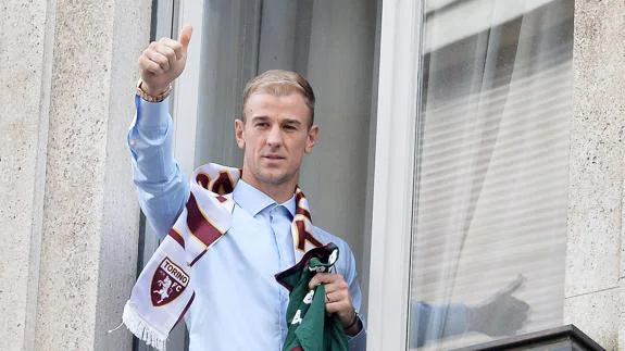 Joe Hart saluda con la bufanda del Torino. 