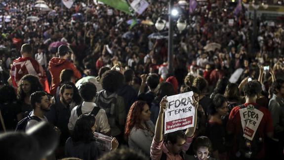 Manifestantes participan en una protesta contra la destituición de la expresidente brasileña Dilma Rousseff.