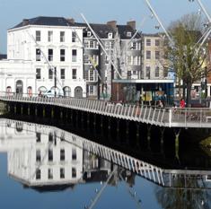 Una calle de Cork al lado de uno de los canales que forma el río Lee.