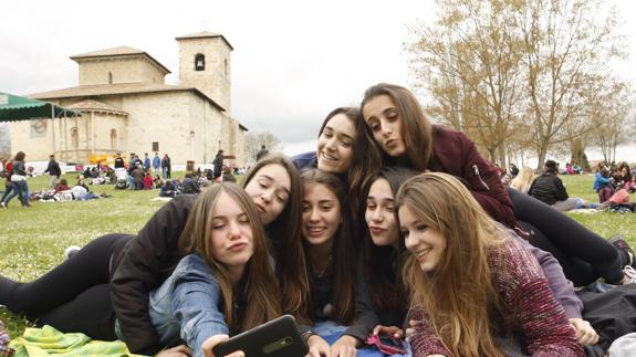 Jovenes posa para un selfie.