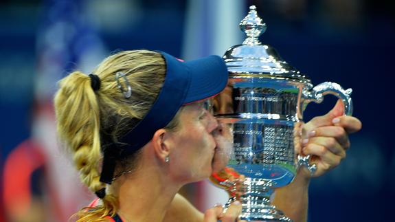 Angelique Kerber besa el trofeo del US Open.