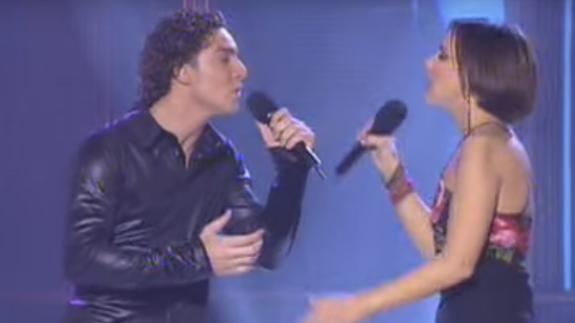 Bisbal y Chenoa cantaron 'Escondidos' en 'OT'.