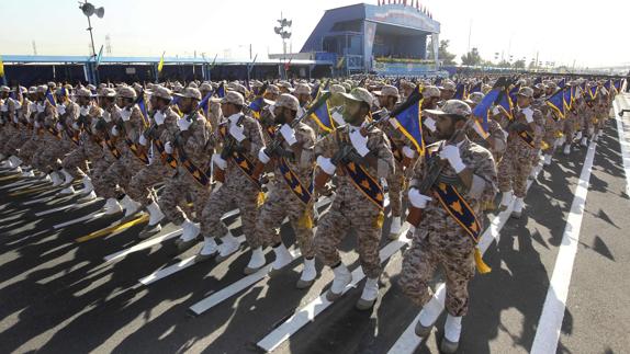 Los soldados iraníes durante el desfile en Teherán.