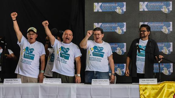 Los líderes de las FARC, tras la ratificación del acuerdo de paz.