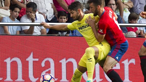 Sansone protege el balón, durante el partido. 