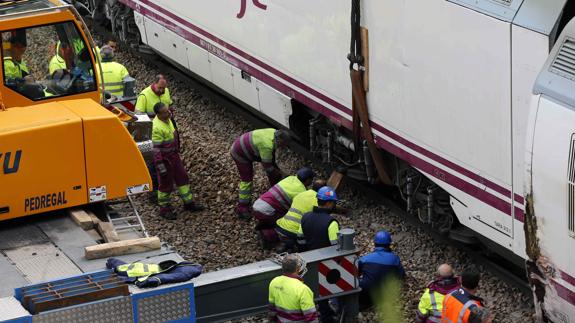 Adif y Renfe tratan de restablecer línea León-Asturias tras descarrilamiento.