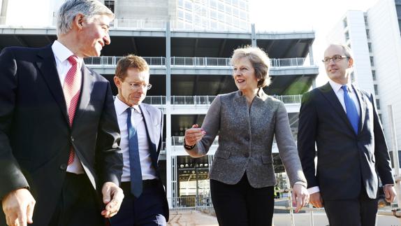 Theresa May con constructores en Birmingham.