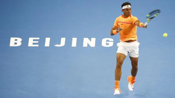 Rafa Nadal golpea la pelota durante el partido. 