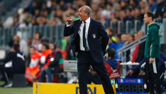 Giampiero Ventura da instruciones durante el partido.