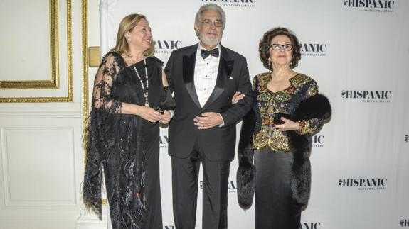 Placido Domingo posa junto a su esposa, Marta Ornelas.