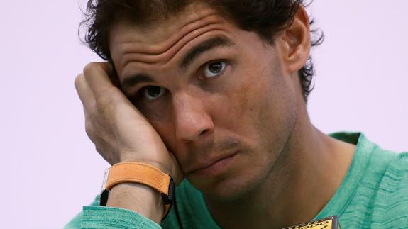 Nadal escucha en una rueda de prensa. 